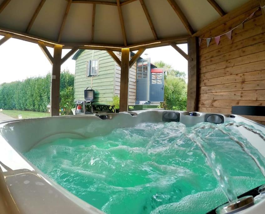 Romantic Retreat - Luxury Shepherds Hut + Hot Tub! Camborne Exterior photo