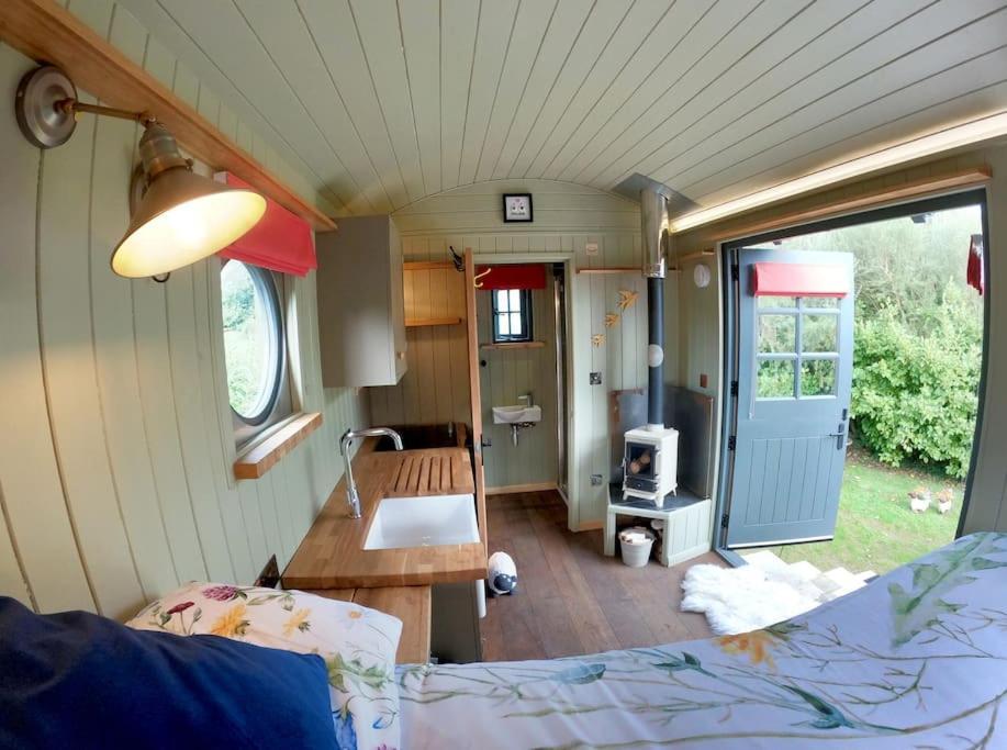 Romantic Retreat - Luxury Shepherds Hut + Hot Tub! Camborne Exterior photo