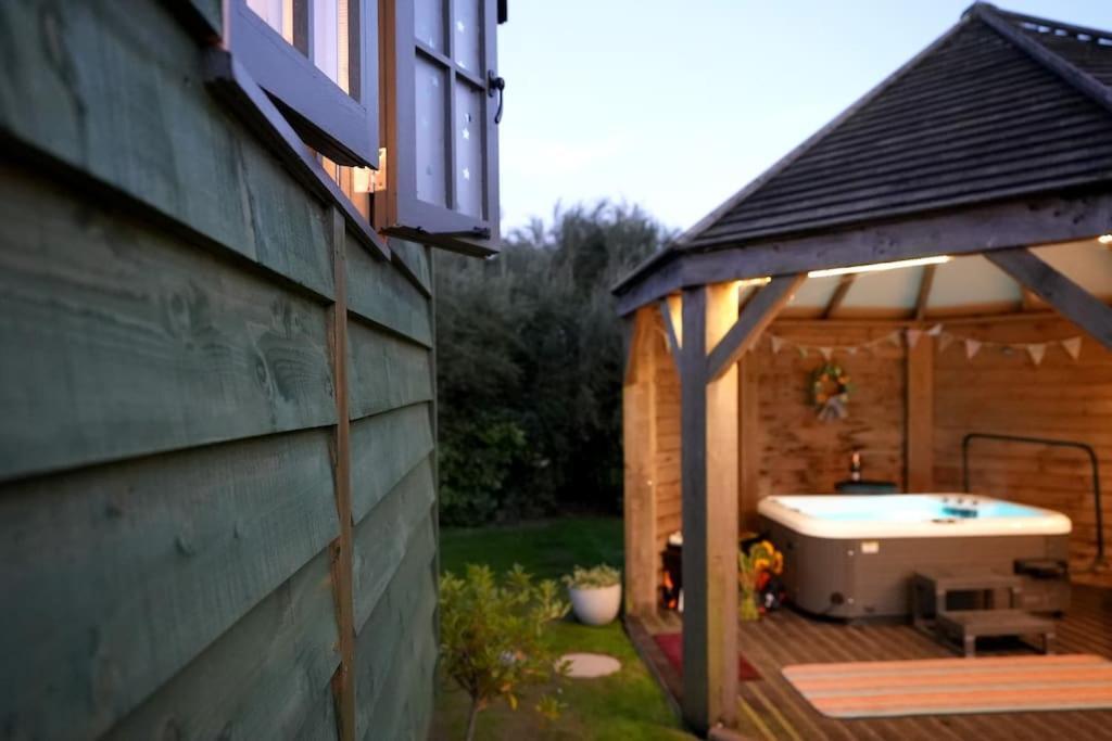 Romantic Retreat - Luxury Shepherds Hut + Hot Tub! Camborne Exterior photo