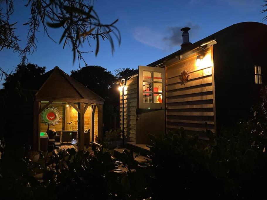 Romantic Retreat - Luxury Shepherds Hut + Hot Tub! Camborne Exterior photo