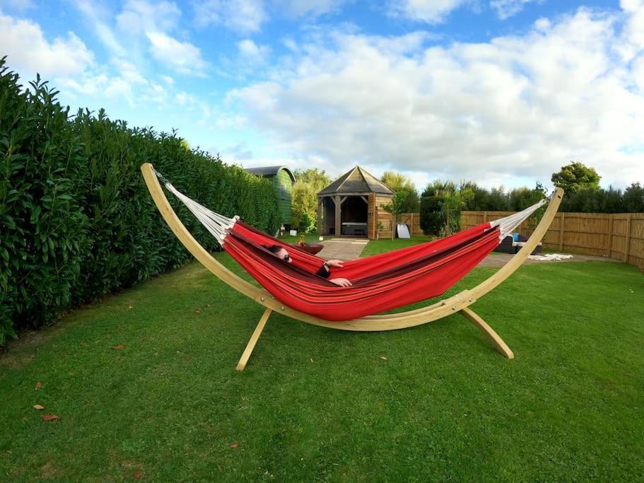 Romantic Retreat - Luxury Shepherds Hut + Hot Tub! Camborne Exterior photo