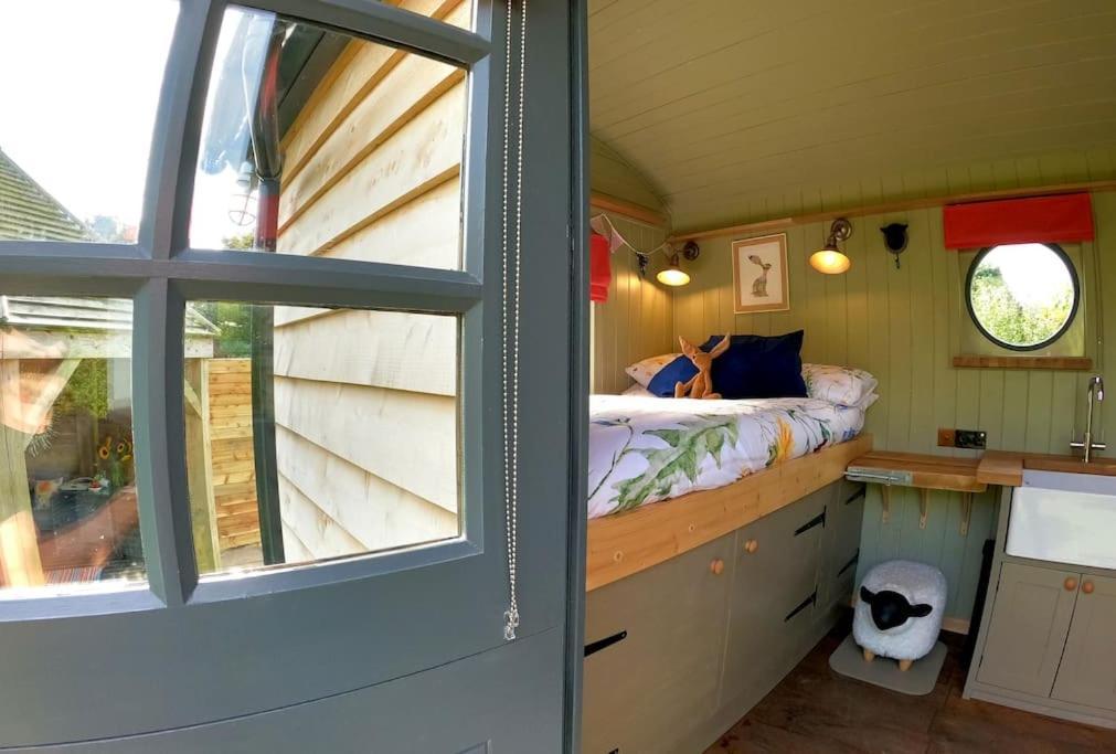 Romantic Retreat - Luxury Shepherds Hut + Hot Tub! Camborne Exterior photo