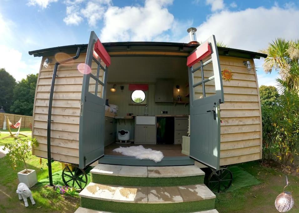 Romantic Retreat - Luxury Shepherds Hut + Hot Tub! Camborne Exterior photo