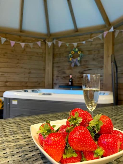 Romantic Retreat - Luxury Shepherds Hut + Hot Tub! Camborne Exterior photo